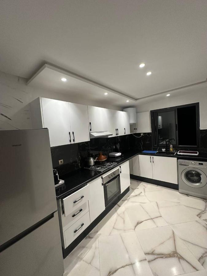 Stylish 2BD 4min to TGV Free Parking & Fast Wi-Fi - Bed and Breakfast Kenitra