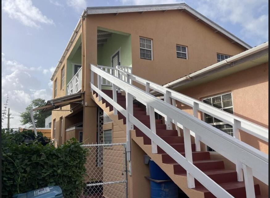 ROANA APTS 2 Bedroom Upstairs Apt Centrally located with Air Condition - B&B Bridgetown