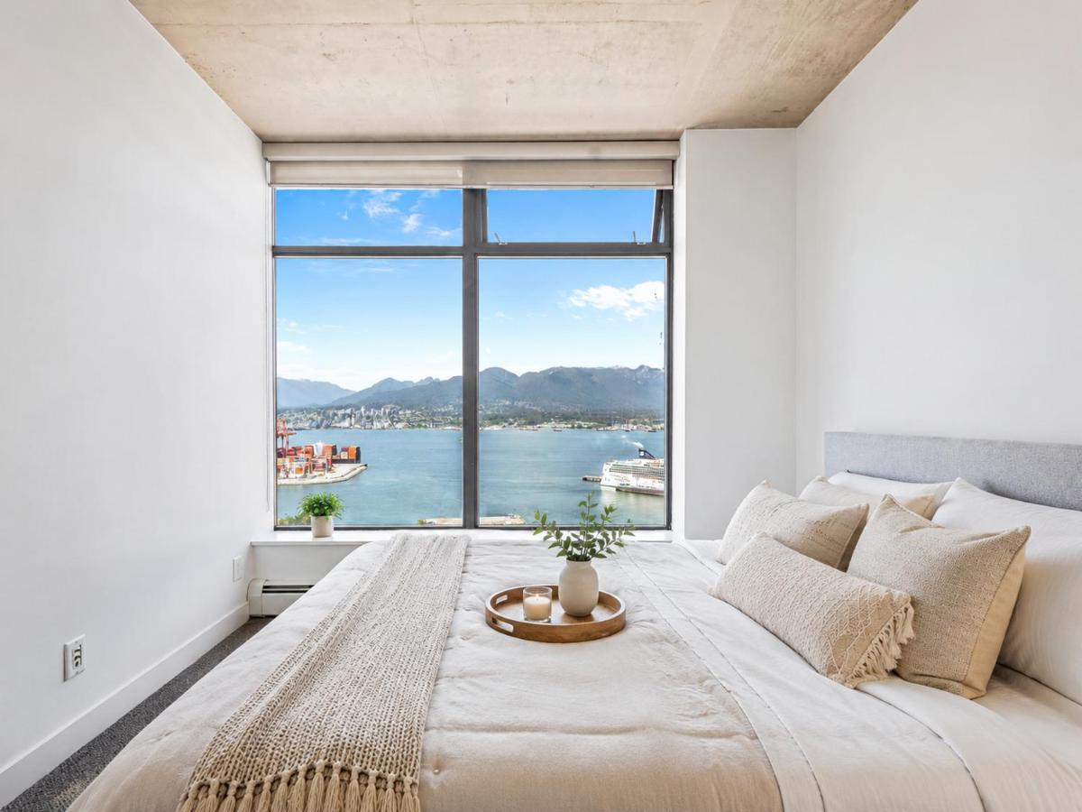 Modern 2BR in Vancouver's Most Iconic Building Walk to Skytrain and Seawall - B&B Vancouver