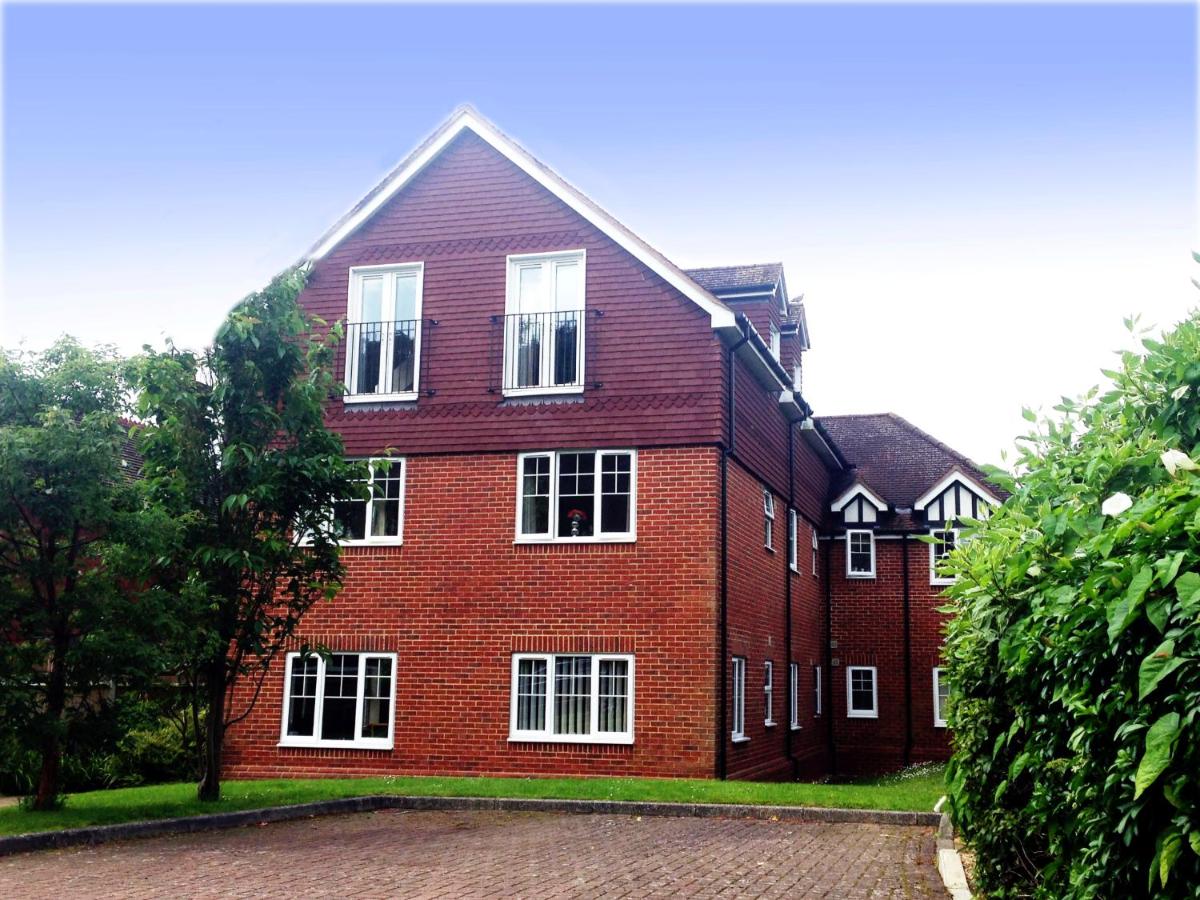 Basingstoke Apartments - St Raphael House, City Centre Charming Apartments - B&B Basingstoke