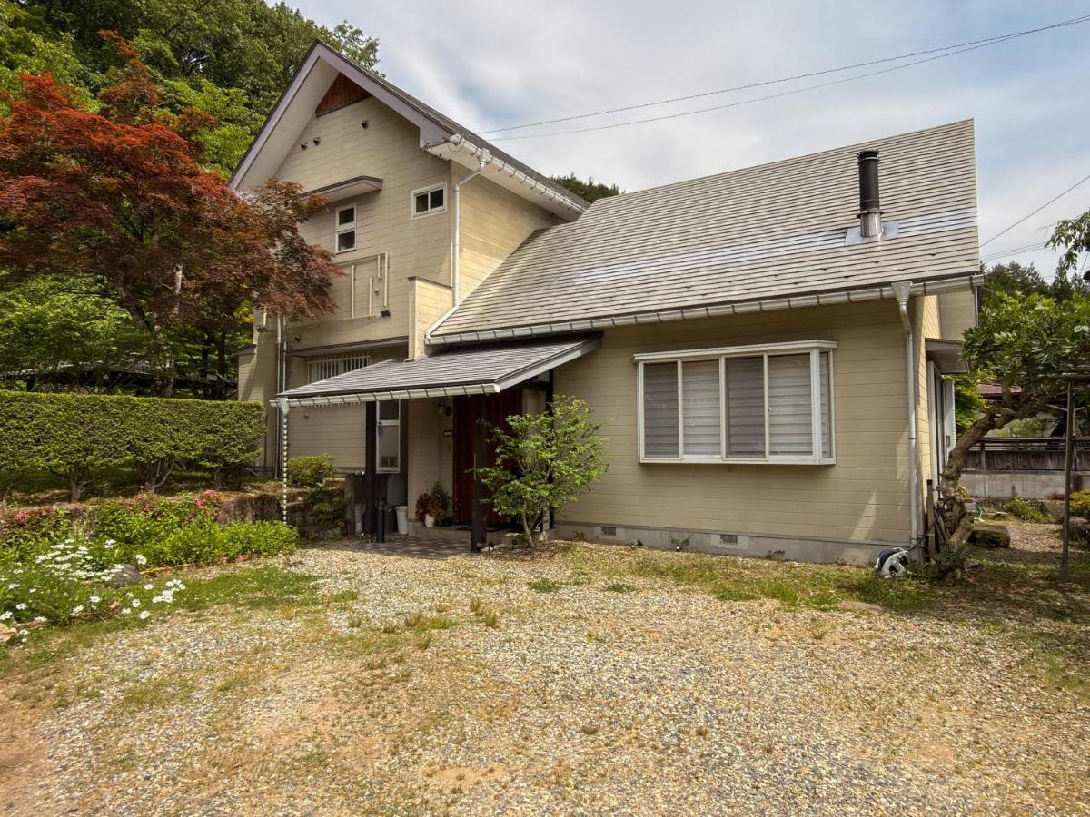 Villa West Hills, Japanese-Style Villa with a Garden, Up to 8 Guests, Parking Free, BBQ Available - Chambres d'hôtes Takayama
