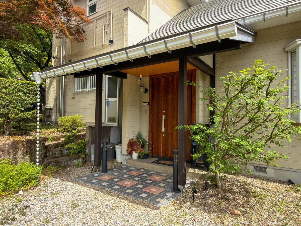 Villa West Hills, Japanese-Style Villa with a Garden, Up to 8 Guests, Parking Free, BBQ Available - Chambres d'hôtes Takayama