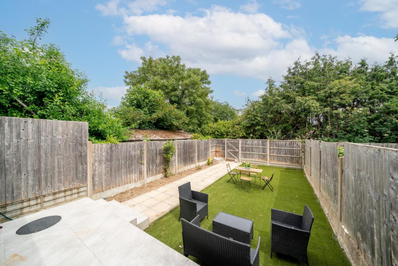 Cosy 4Bed House 4 Contractors & Families With Garden and Easy Access to Alexandra Palace & Transport Links - Chambres d'hôtes Southgate