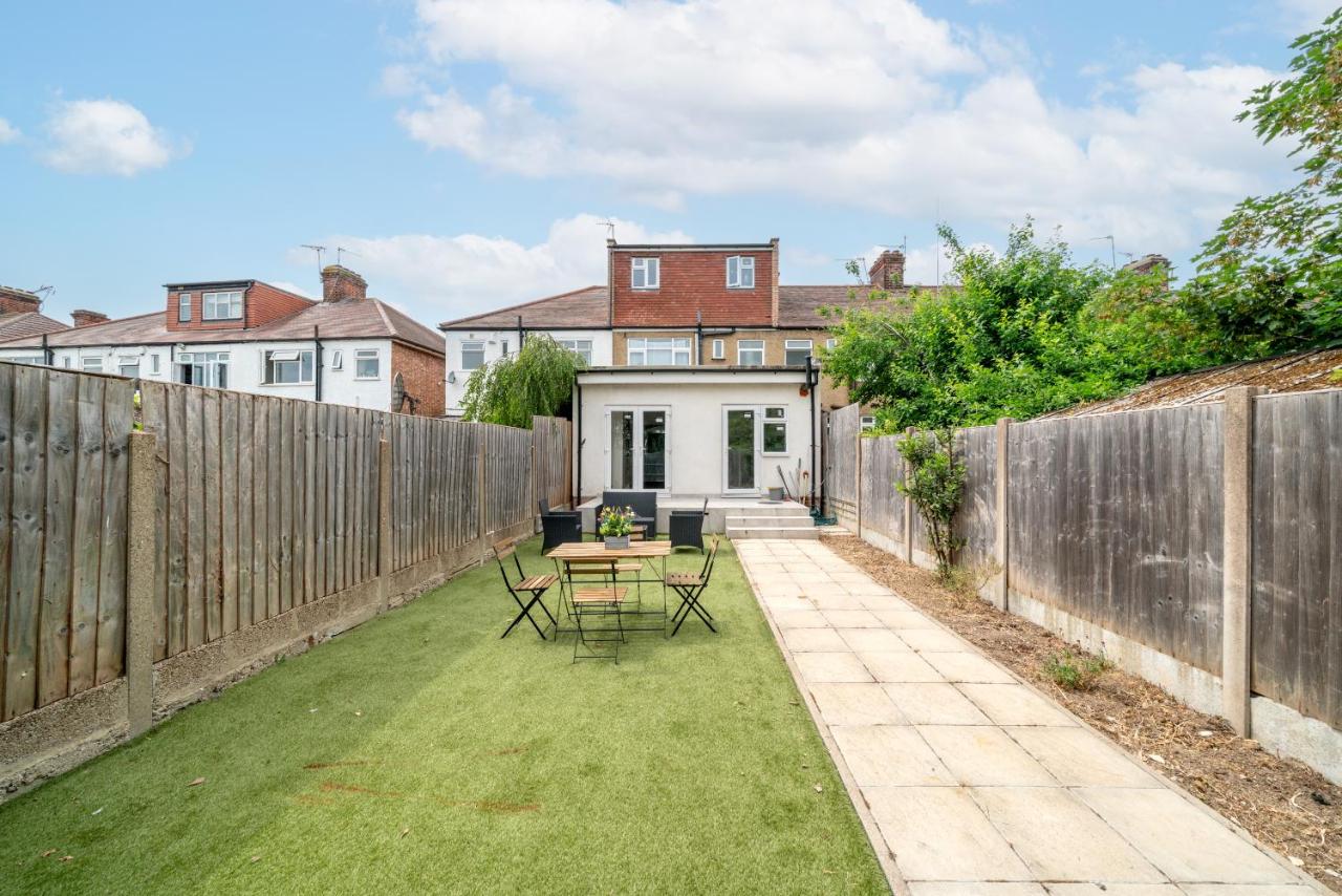 Cosy 4Bed House 4 Contractors & Families With Garden and Easy Access to Alexandra Palace & Transport Links - Chambres d'hôtes Southgate