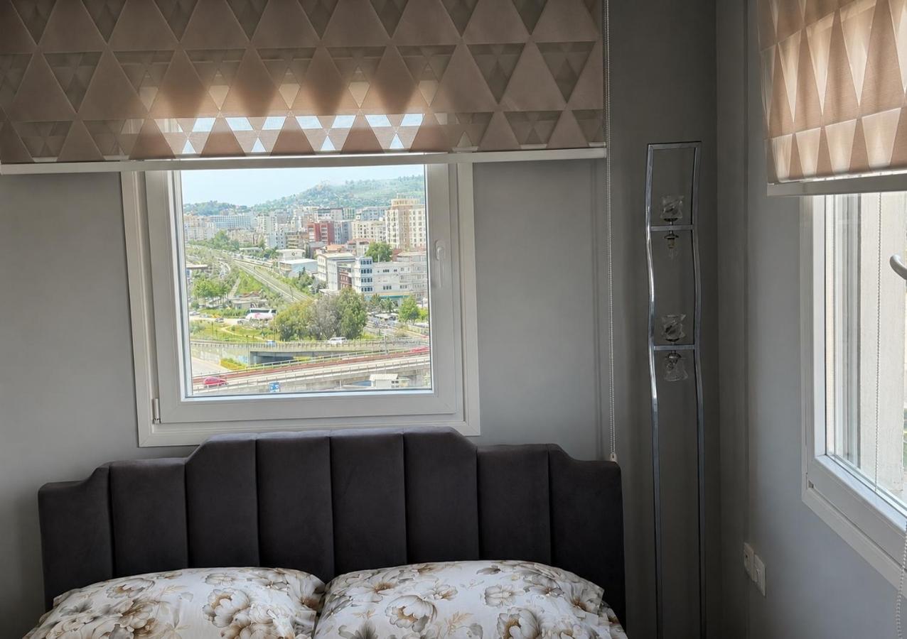Dreibettzimmer mit Stadtblick