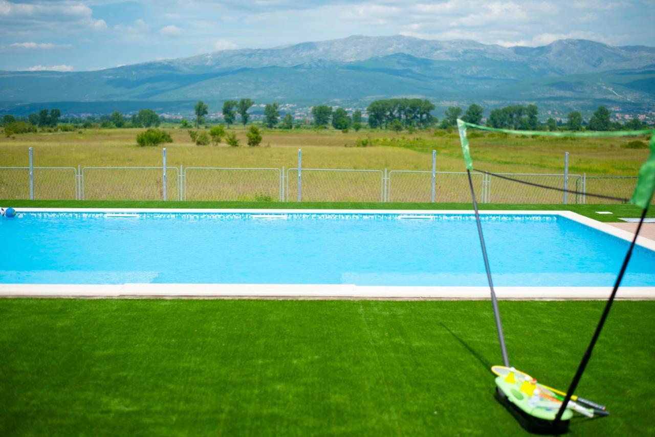 Vacation apartments Mario with pool - B&B Turjaci