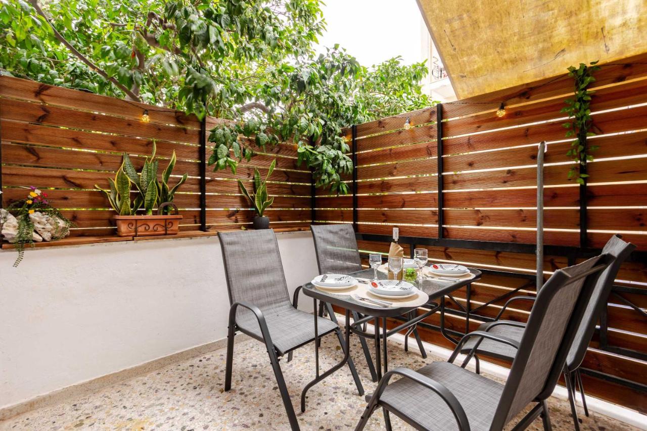 Kalamata's Urban Oasis with Private Balcony - B&B Kalamata