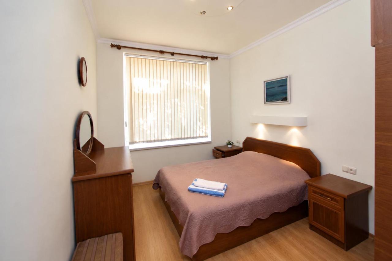 Large apartment by the Opera- luxury living room, 2 bedrooms, equipped kitchen and balcony - Bed and Breakfast Jerevan