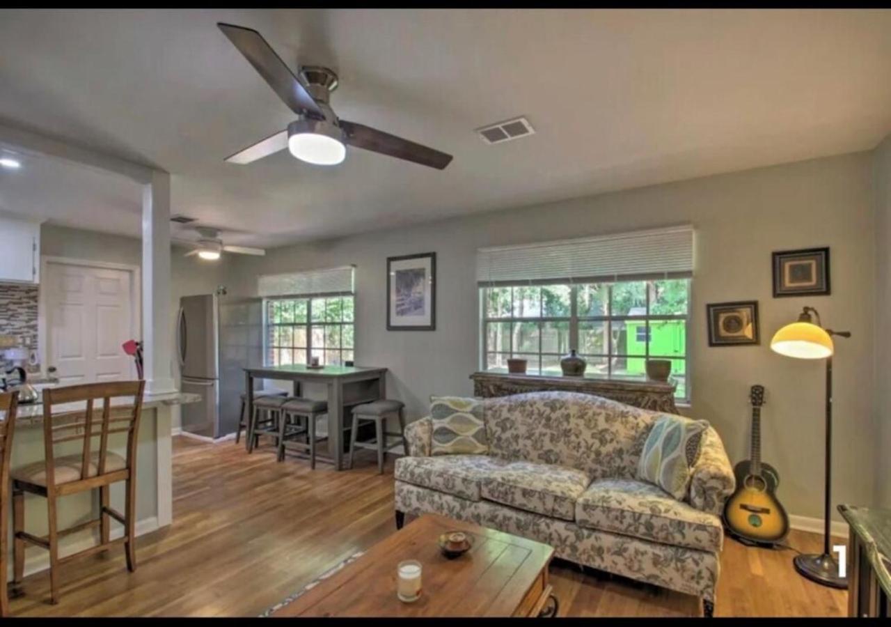 Pensacola Paradise - 3BR 2Full Bath cottage in upscale area 5 min to beach and downtown - Chambres d'hôtes Pensacola