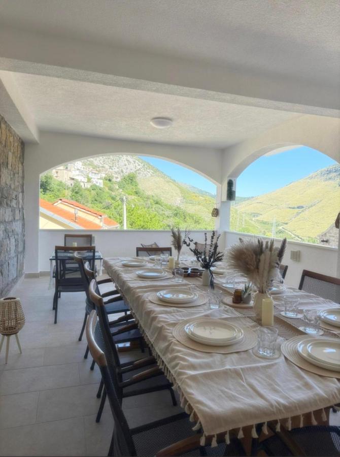 Stunning Mountain Views and Authentic Croatian Stone House near Split and Sea - B&B Žrnovnica