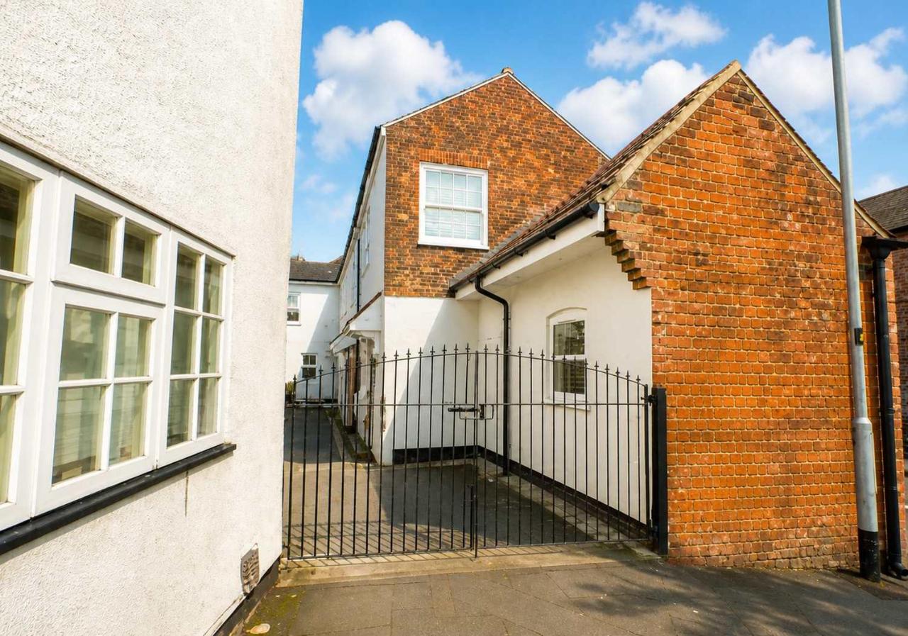 Large Apartments next to East Midlands Airport with Free Gated Parking! - Chambres d'hôtes Castle Donington
