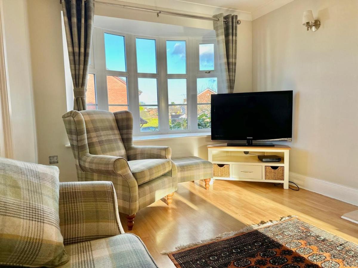 Detached 3 bedroom house with drive and garden - B&B Droitwich