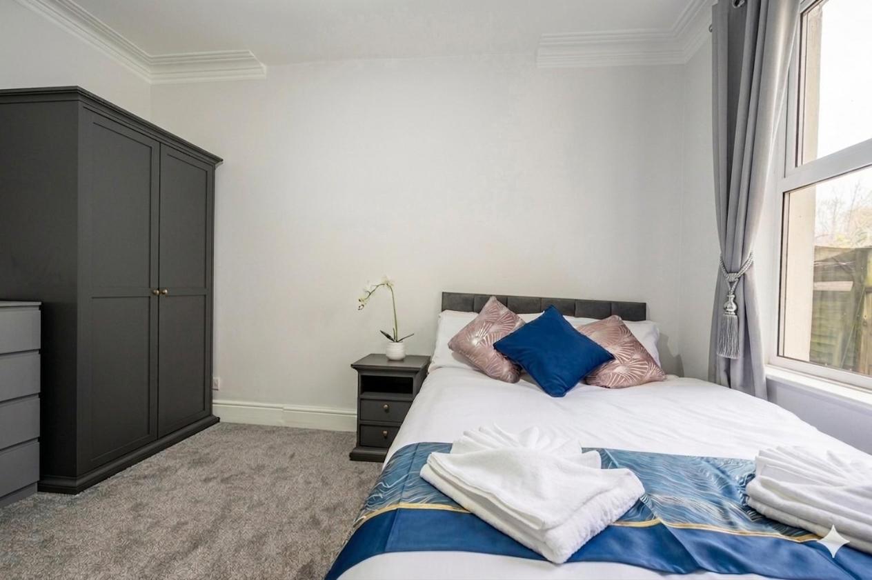 Spacious 5BR Sheffield Home | Sleeps 10 | Near City Centre - B&B Sheffield
