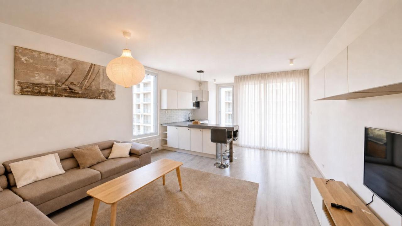 Modern 2BD Apt with Balcony, Fast Wi-Fi & Garage - Bed and Breakfast Bratislava