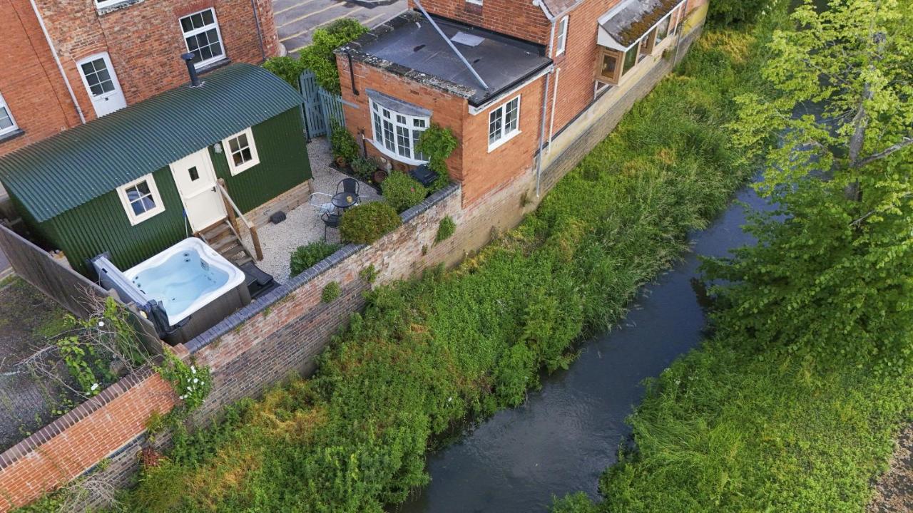 Riverside Shepherd’s Hut with Hot Tub - B&B Tewkesbury