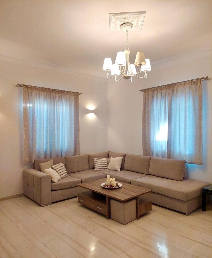 Lila Central Apartment 5 Min Walk to Port and Beach - Ferienwohnung Parikia