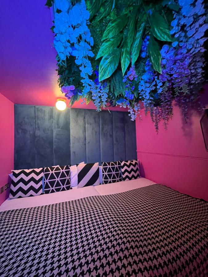 Manchester's ONLY private party suite for 12 with Makeup Room - B&B Mánchester