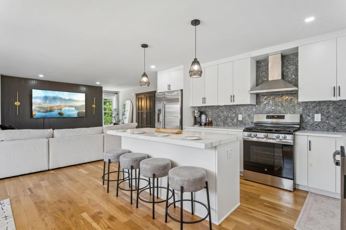 Modern 3BR Retreat Near NYC, EWR & MetLife - B&B Linden