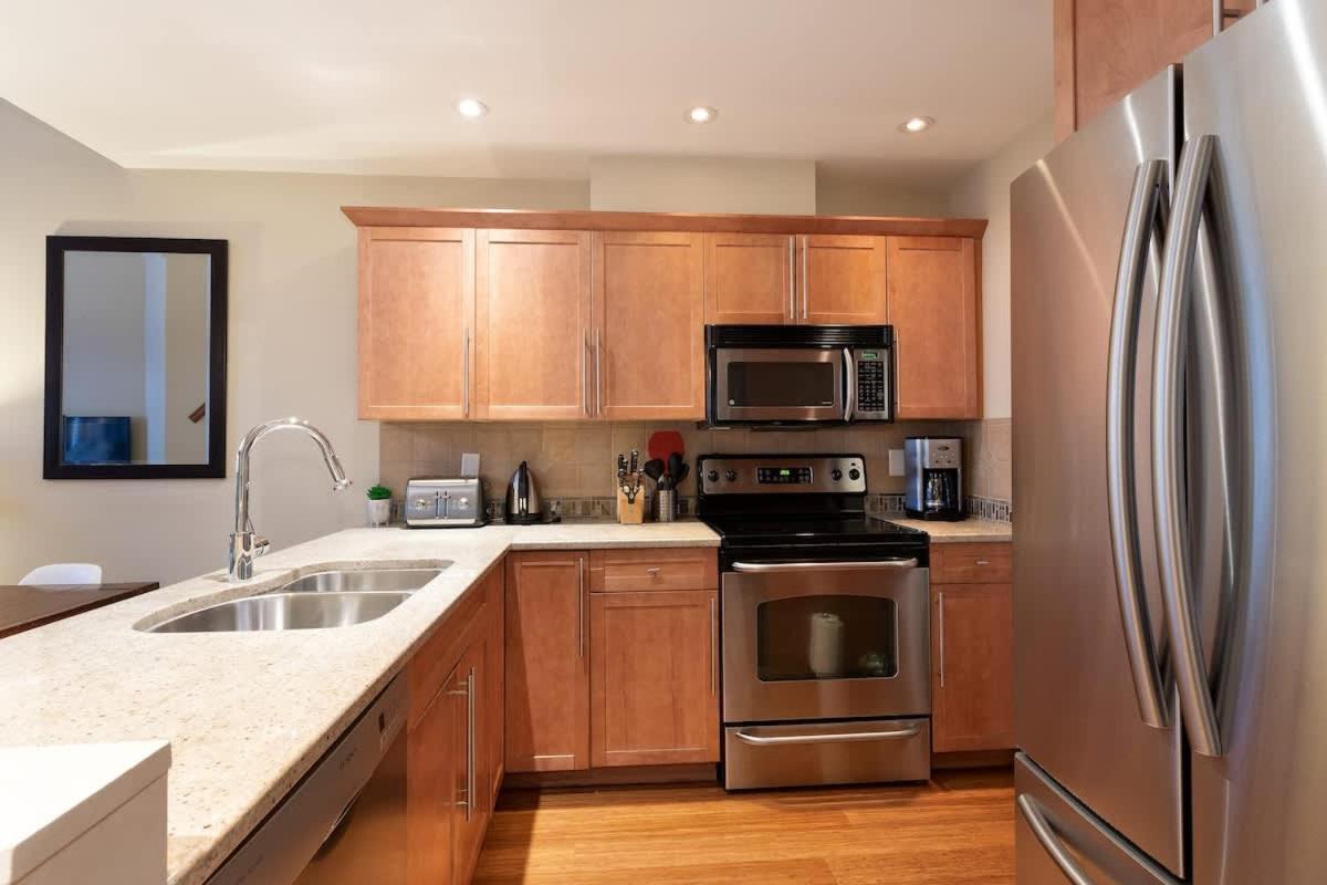Glacier Lodge 318 | Base of Blackcomb Condo, Heated Pool + Two Hot Tubs! - Chambres d'hôtes Whistler