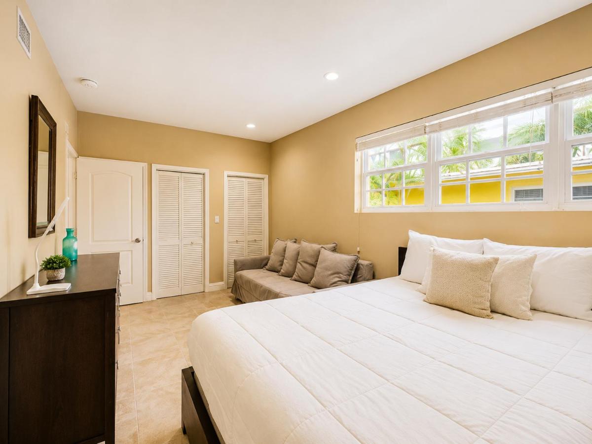 2BR with patio, grill, central AC, enclosed yard - Ferienwohnung Hollywood