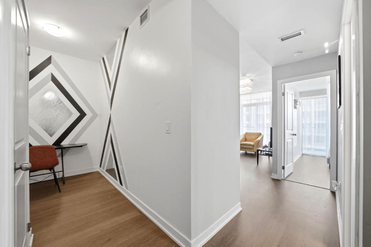 Luxury 1BR Plus Office in Downtown Toronto - Steps to St Lawrence Market, Distillery District - GYM - Chambres d'hôtes Toronto