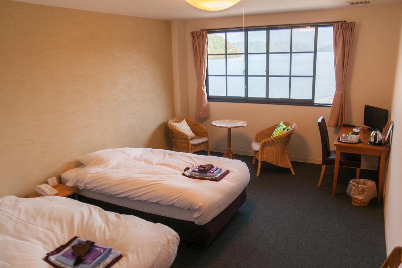 Tweepersoonskamer met 2 Aparte Bedden en Eigen Badkamer