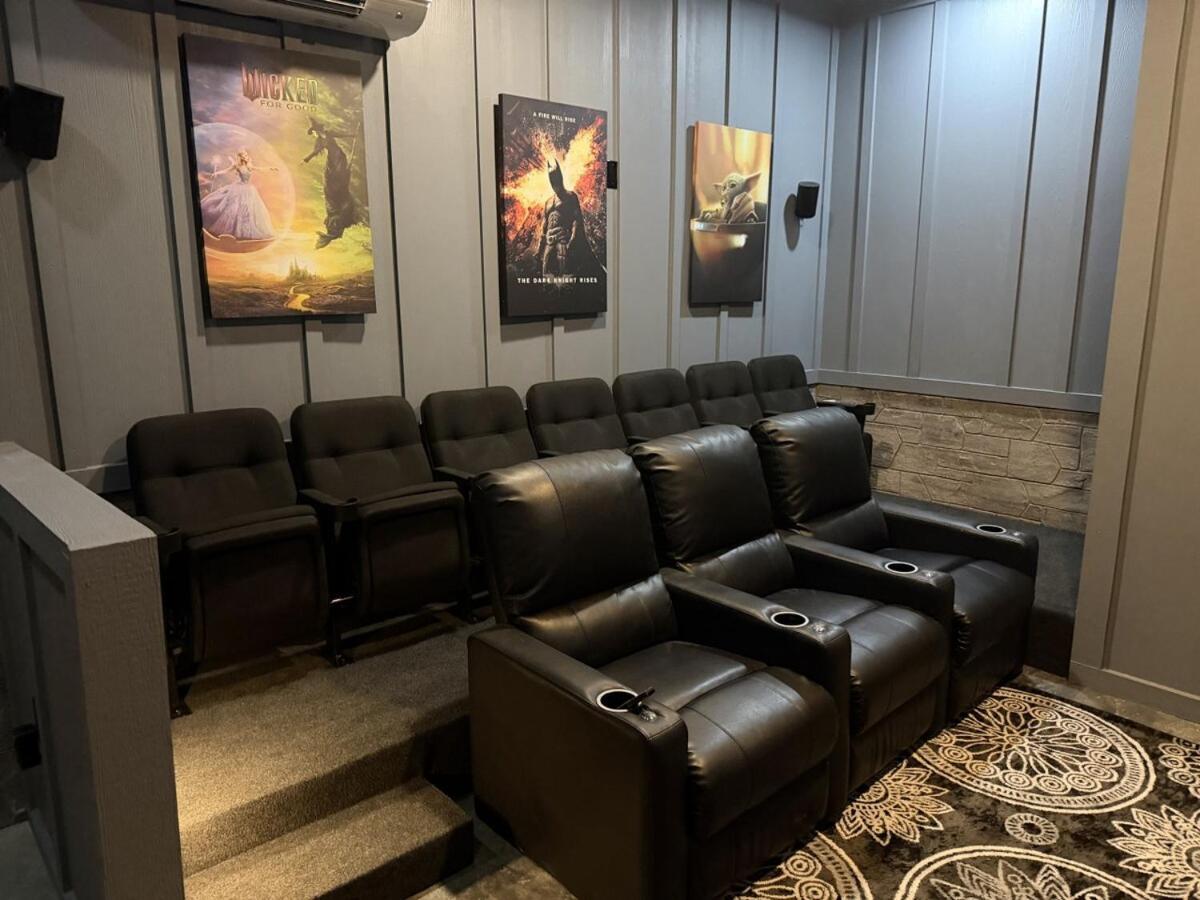 Indoor Heated Pool Cabin with View, Theater, Game Room & Fire Pit - Ferienwohnung Gatlinburg