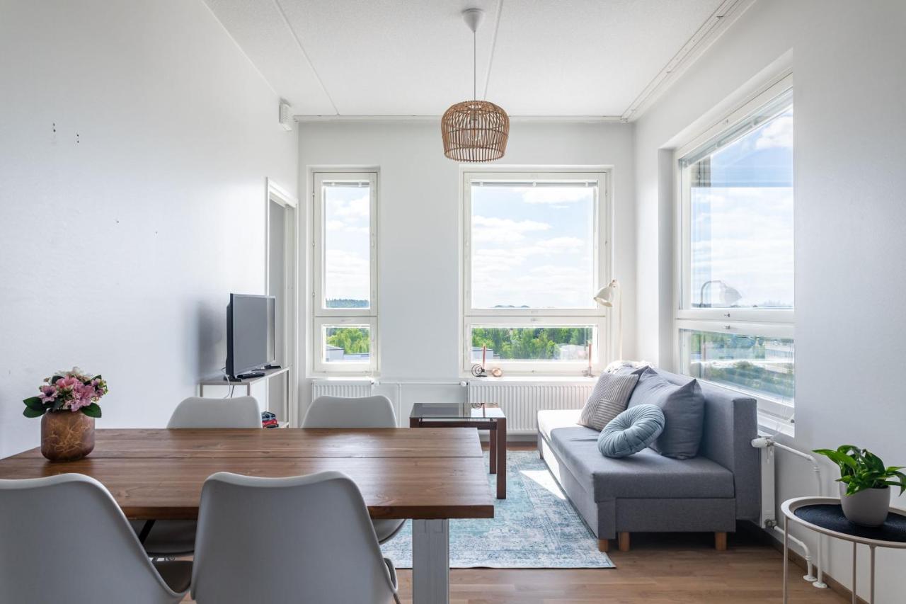 Top floor 1BR Apartment with Balcony & Air Con next to Railway Station - Chambres d'hôtes Lahti