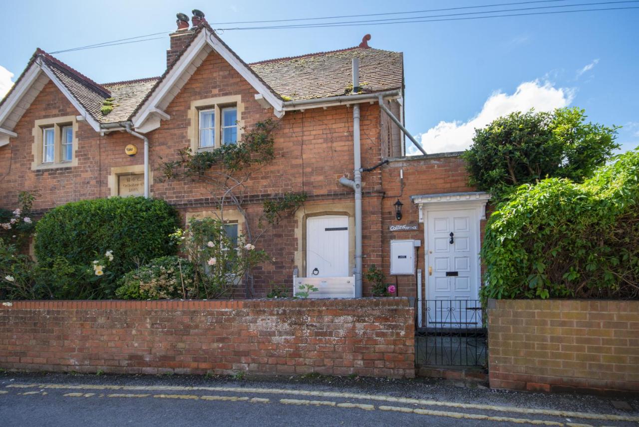 Riverside Cottage & Shepherd’s Hut with Hot Tub - Bed and Breakfast Tewkesbury