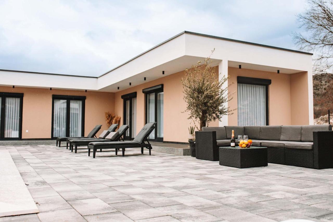 Luxury Villa Lea with Swimming Pool, Sauna & Jacuzzi - Chambres d'hôtes Grude