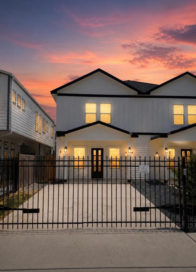 NEW! Grand Luxé Retreat - Modern Luxury - Gated - Free Parking - Near Med Center & NRG - Chambres d'hôtes Houston