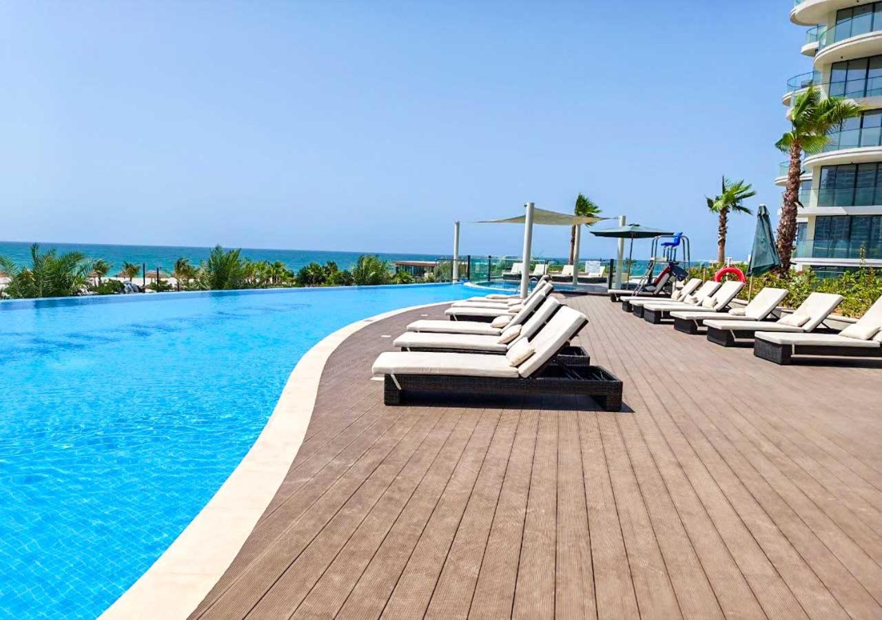 Opulent Coastal Escape 2BR and Maid room with Sea view by Island Properties - Chambres d'hôtes Ras el Khaïmah