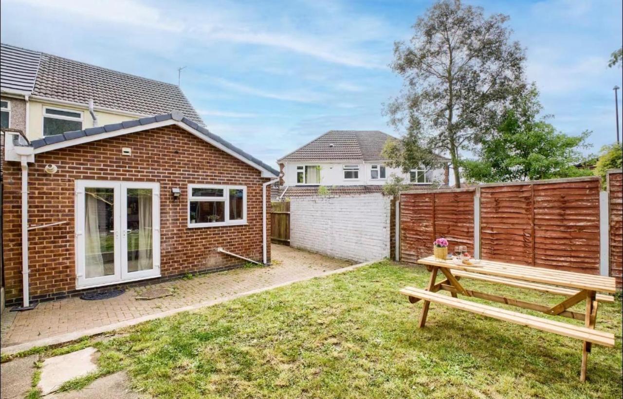 Coventry Sleeps 8 Garden and Large Driveway - Bed and Breakfast Coventry