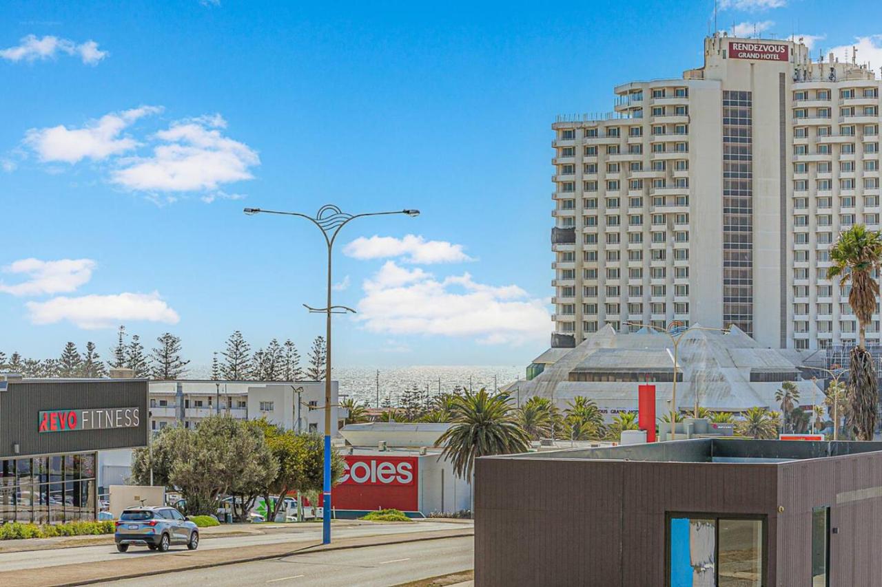 Breezy Beachside 2BR Private Balcony Views - B&B Perth