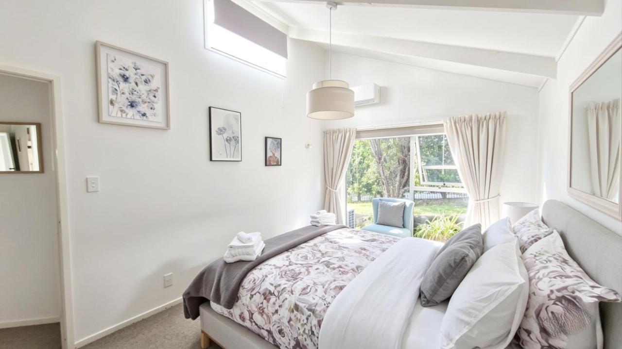 The Hidden Clifftop Gem - Ocean Views - Walk to Beach - 2 or 3 bedrooms per request - B&B Auckland