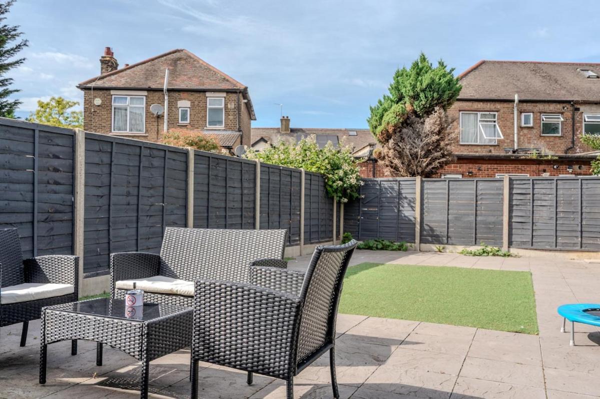 Spacious 3BR Home Near Central London & Excel - B&B London
