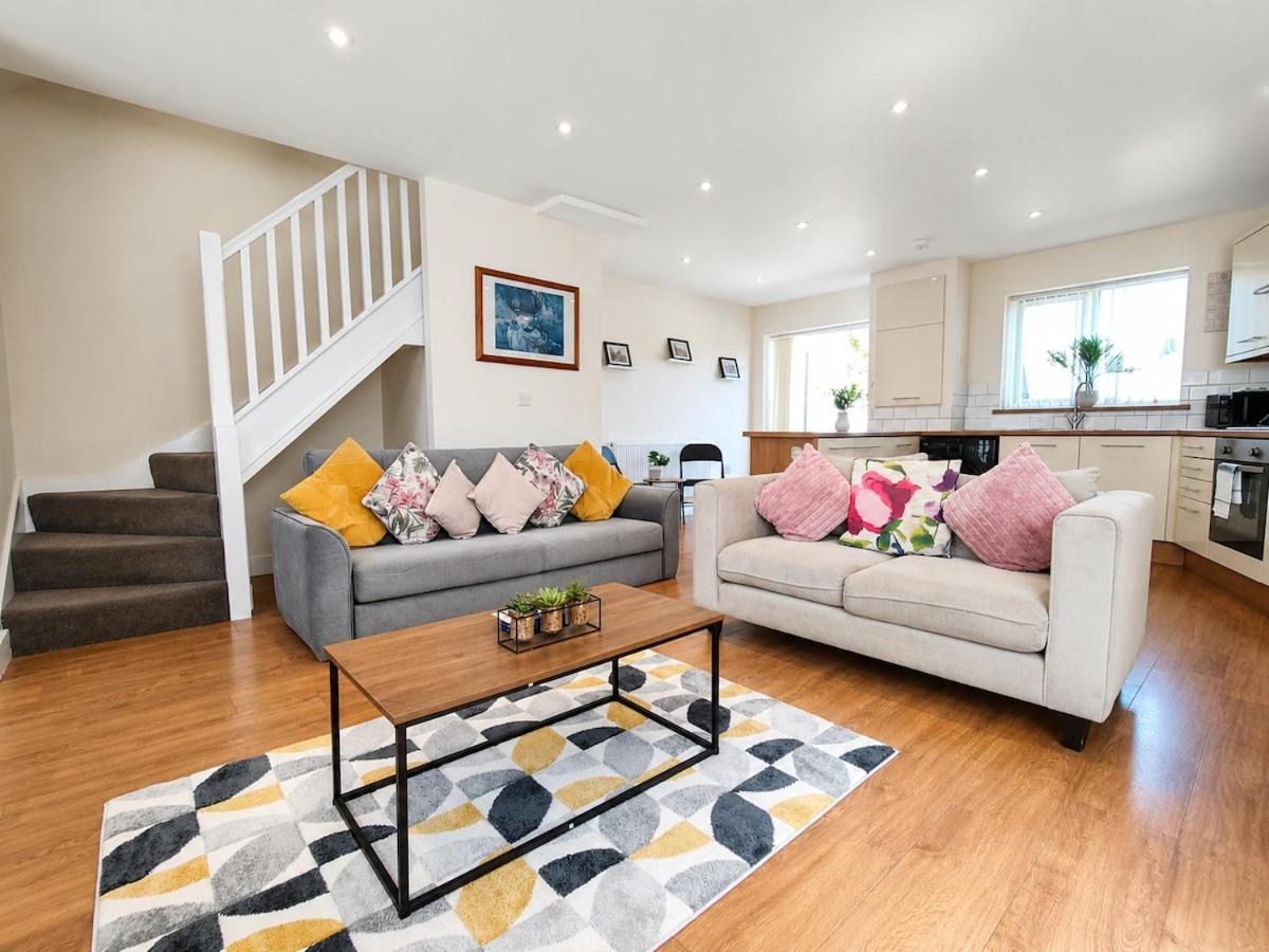 Stylish Leamington Spa Home, Free Parking, Netflix, Disney, Superfast WiFi - Chambres d'hôtes Royal Leamington Spa