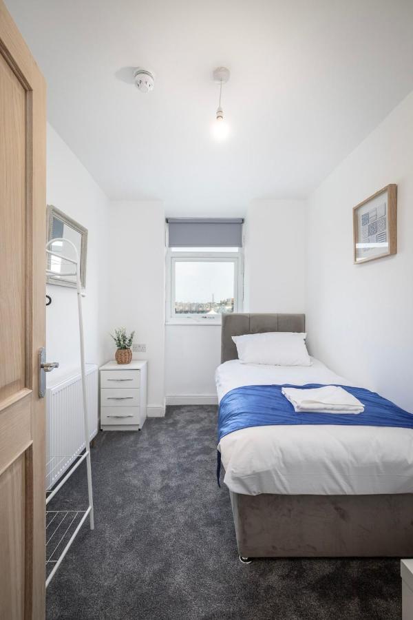 Spacious 8 Bedroom Home Sleeps 19 with Games Room - B&B Blackpool