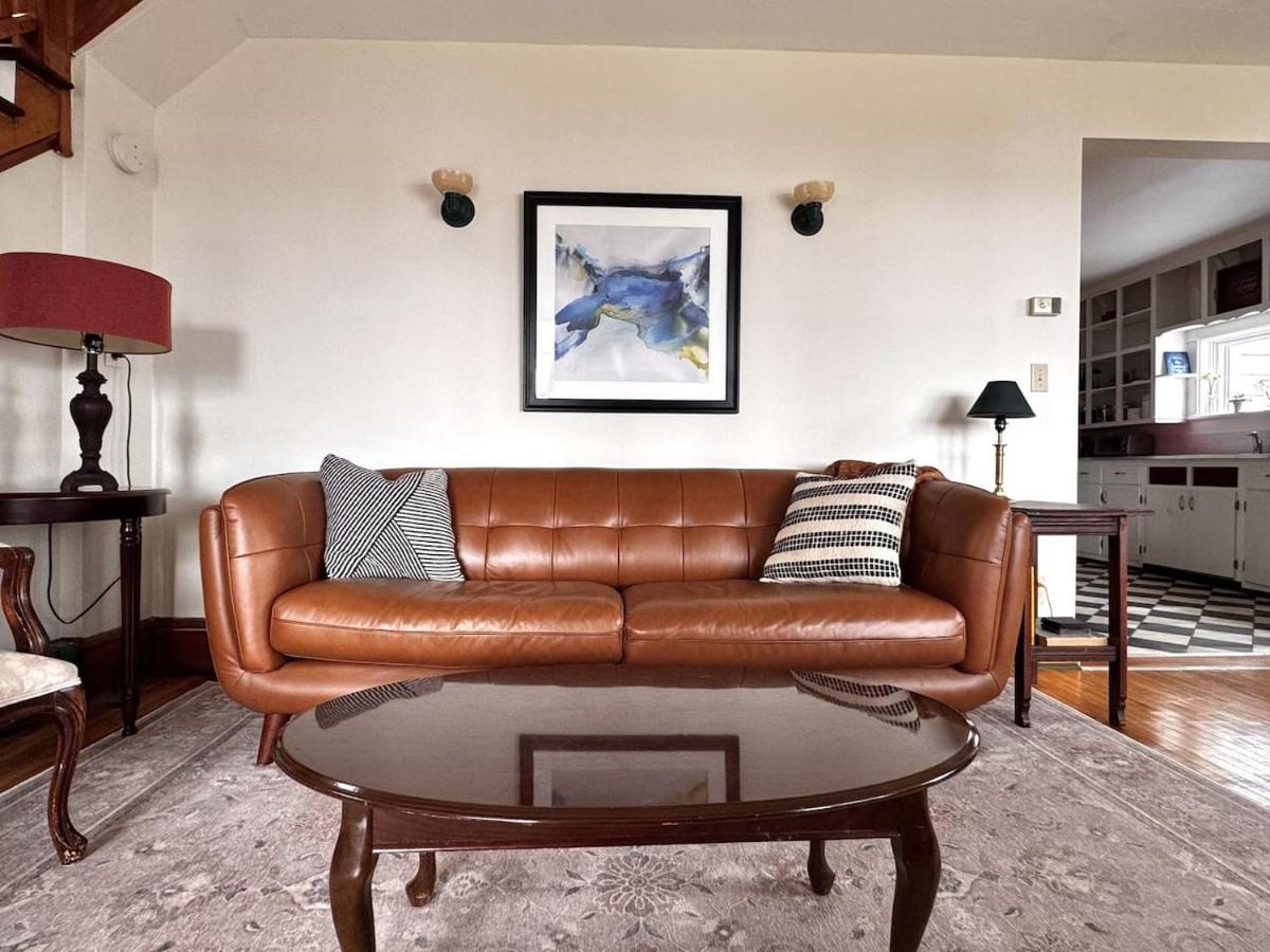 Glaucous Manor | Lake Views Basecamp, Heart of Baddeck - B&B Baddeck