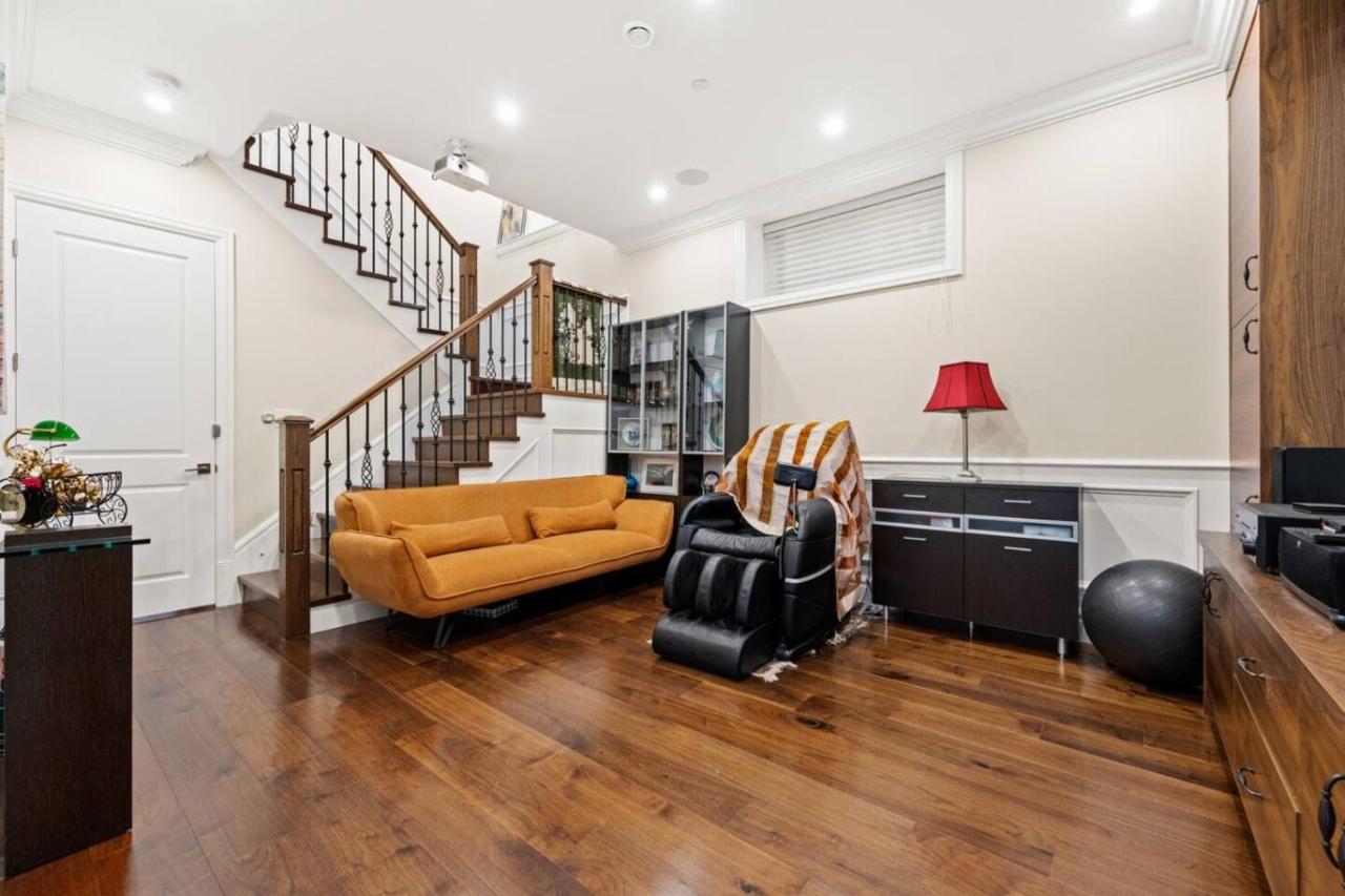Rare Find Luxury Home Near Beaches with AC and Theatre Room - Ferienwohnung Vancouver