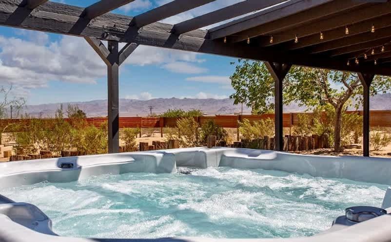 Cheerful 2bedroom home with hot tub and cowboy pool in Joshua Tree - Chambres d'hôtes Joshua Tree