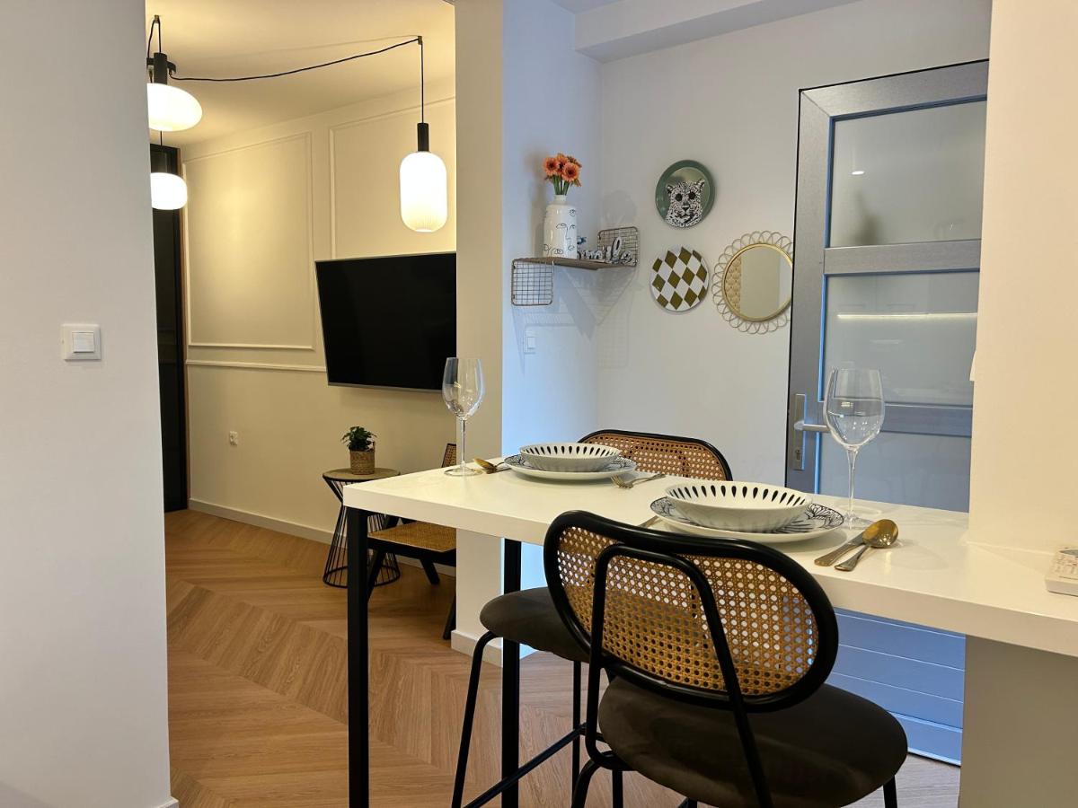 Studio Apartment Smile, near beach & center, free parking, balcony - B&B Makarska