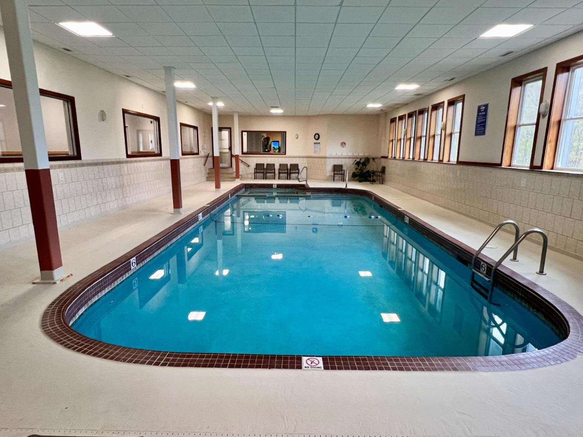 Riverside Studio for Two with Balcony and Pool near Loon Mountain - Ferienwohnung Lincoln
