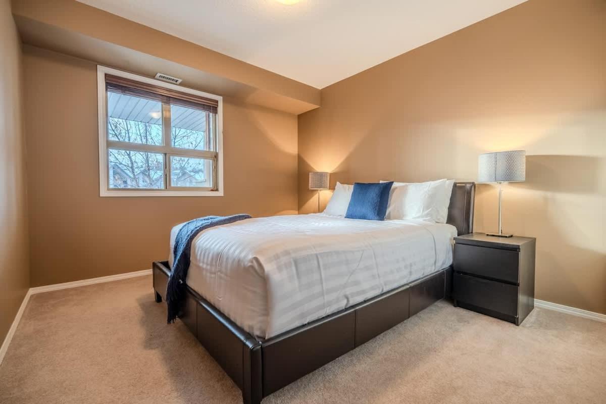 Valley View Haven - BBQ Hot Tub Pool Gym - Chambres d'hôtes Invermere