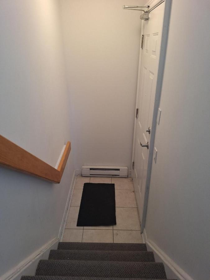 King Bed Room with Private Bath and Free Parking - 20m to Downtown Toronto - Chambres d'hôtes Toronto