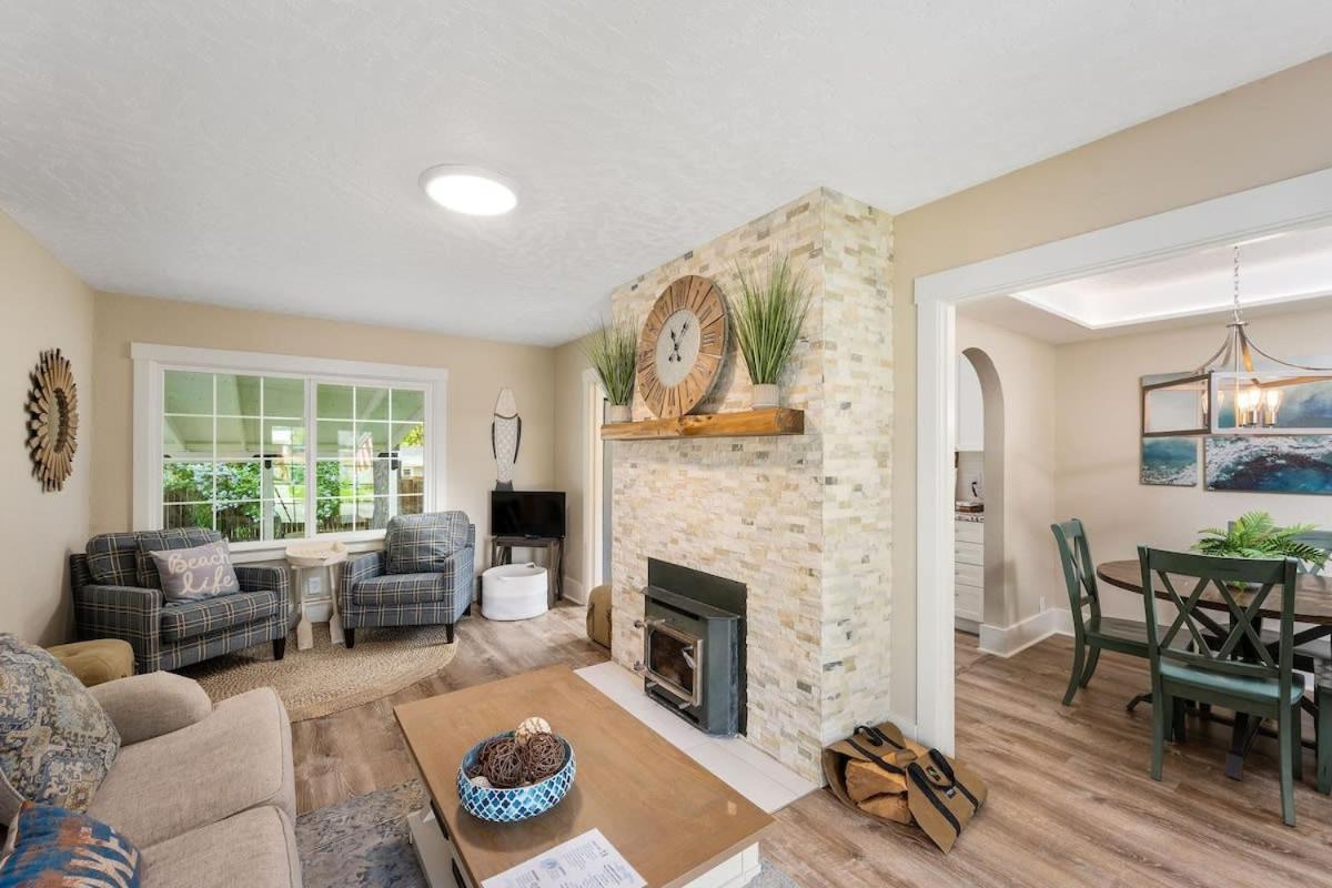 The Beach Cottage - New remodel with stunning yard - B&B Coeur d'Alene