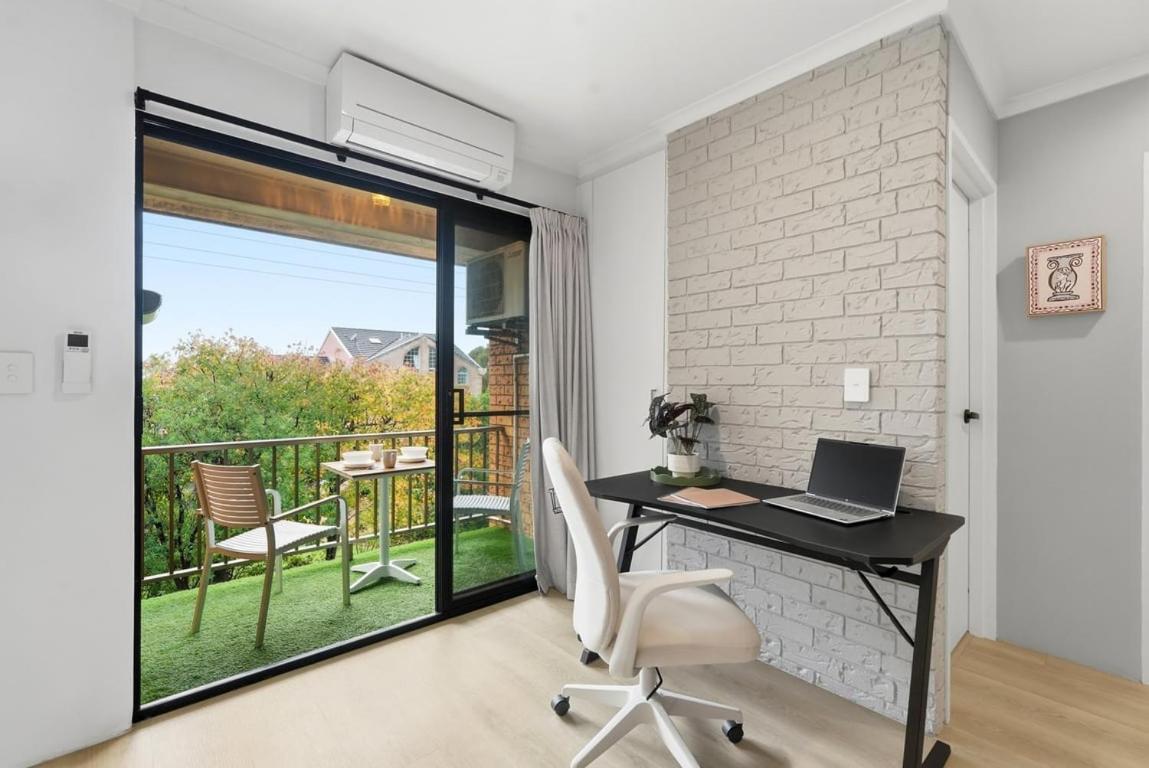 Riviera - Stylish, Sleeps 4, Walk to Beach - B&B Coffs Harbour