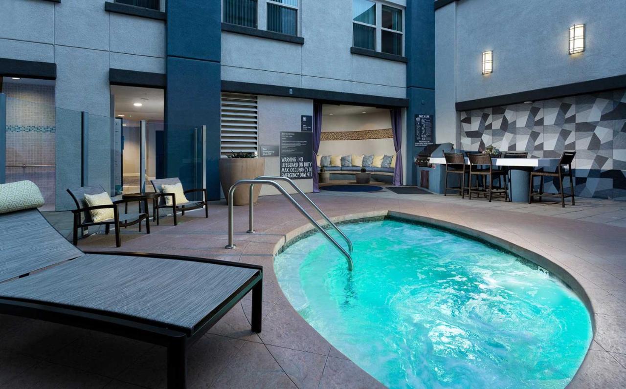 Beautiful 2BR 2BA on Wilshire Blvd - 10 min to Beverly Hills - Walking distance to Cafes and Restaurants - Chambres d'hôtes Los Angeles