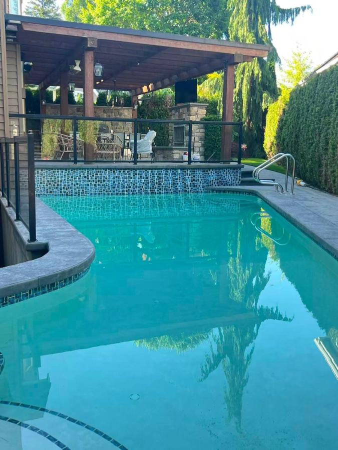 3BR Suite near White Rock Beach Pool & BBQ - B&B Surrey