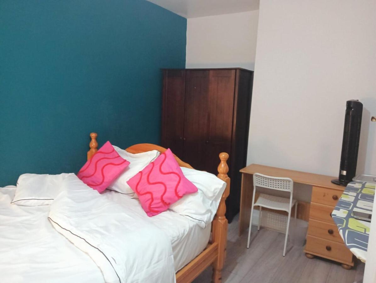 Entire Nuneaton Home Sleeps up to 6 Guests Near Town and George Eliot Hospital - Chambres d'hôtes Nuneaton